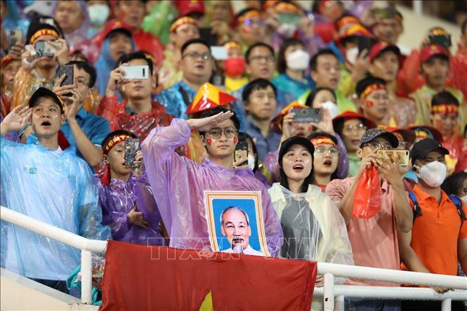 Cổ động viên Việt Nam chào cờ trên khán đài trước trận đấu. Ảnh: Minh Quyết - TTXVN