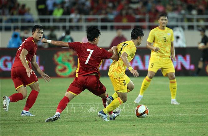 Lê Văn Đô (7) cản phá quyết liệt pha đi bóng của cầu thủ U23 Thái Lan. Ảnh: TTXVN