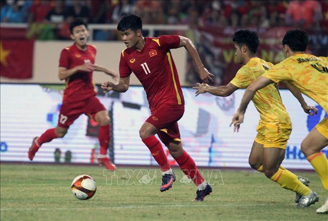 Văn Tùng (11) đi bóng trước sự bám đuổi của 2 hậu vệ U23 Thái Lan. Ảnh: Quốc Khánh-TTXVN
