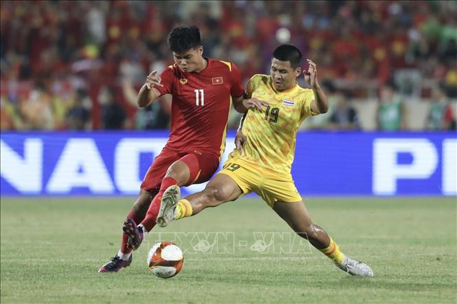 Văn Tùng (11) tranh bóng quyết liệt với Chayapipat Supanpasuch (19). Ảnh: Minh Quyết-TTXVN