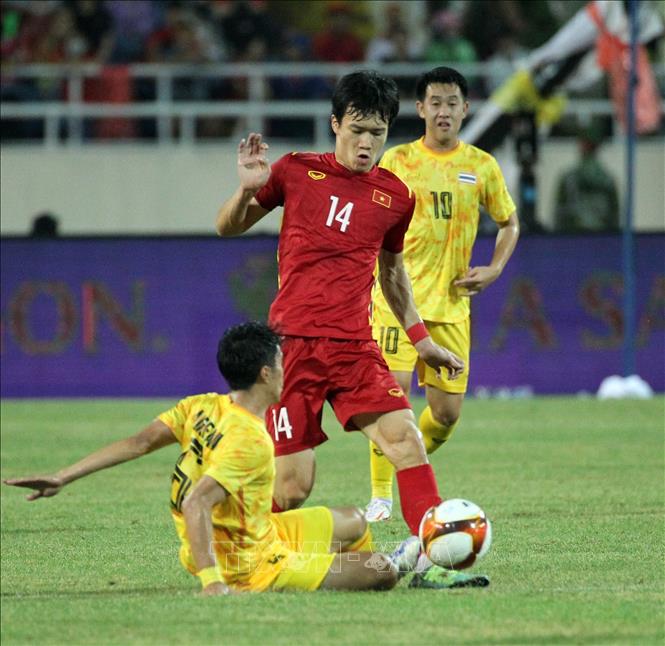 Hoàng Đức đóng vai trò chốt chặn quan trọng của hàng tiền vệ với vai trò thu hồi bóng và phát động tấn công. Ảnh: Minh Quyết-TTXVN