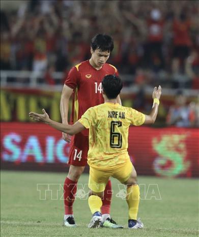 Không rõ Airfan Doloh (6) đang thanh minh hay khiêu khích sau khi phạm lỗi với Hoàng Đức. Ảnh: Minh Quyết-TTXVN