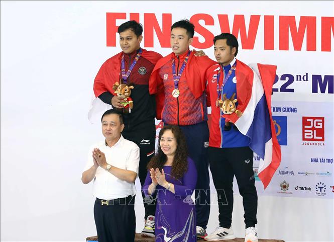 VĐV Nguyễn Thành Lộc (giữa, Việt Nam) giành HCV và phá kỷ lục SEA Games nội dung 50m lặn vòi hơi chân vịt nam với thành tích 15 giây 60. Ảnh: Phạm Kiên - TTXVN