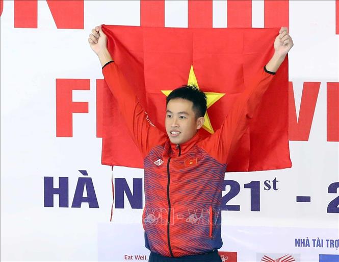 VĐV Nguyễn Thành Lộc trên bục danh dự nhận HCV và phá kỷ lục SEA Games nội dung 50m lặn vòi hơi chân vịt nam với thành tích 15 giây 60. Ảnh: Phạm Kiên - TTXVN