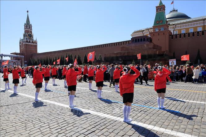 Trong ảnh: Nghi thức chào cờ trang trọng tại buổi lễ. Ảnh: Trần Hiếu - PV TTXVN tại Nga