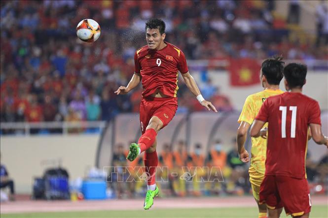Pha bật cao đánh đầu của tiền đạo Tiến Linh ở hiệp 1. Ảnh: Hoàng Linh-TTXVN