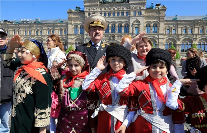 Trong ảnh: Đội viên thiếu niên tiền phong người Cossack chào nghi thức tại lễ kết nạp vào Đội. Ảnh: Trần Hiếu - PV TTXVN tại Nga  