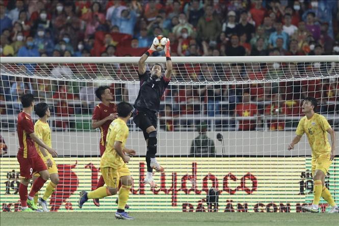 Thủ môn Kawin Thamsatchanan của U23 Thái Lan bắt gọn pha đánh đầu của cầu thủ U23 Việt Nam. Ảnh: Minh Quyết - TTXVN