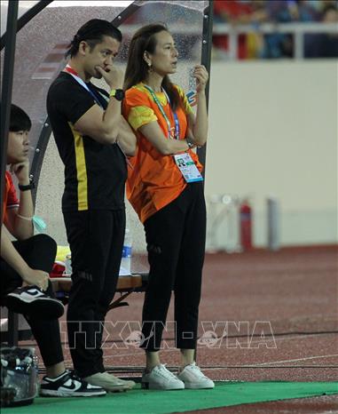Nữ trưởng đoàn bóng đá Thái Lan Madam Pang chăm chú theo dõi trận đấu với vẻ mặt khá căng thẳng. Ảnh: Quốc Khánh - TTXVN