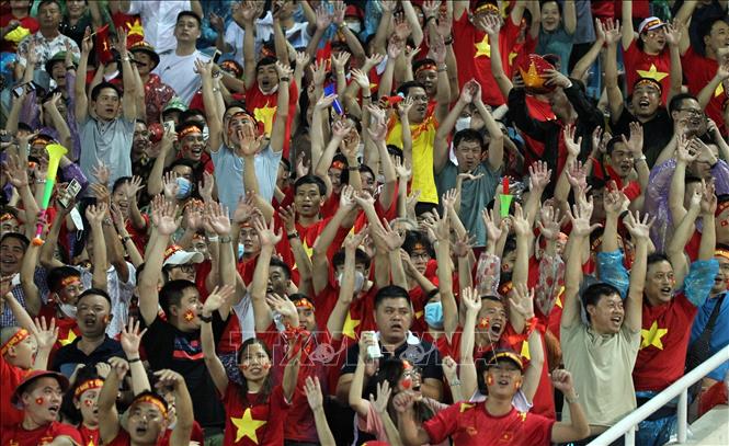 Rừng người trên SVĐ Mỹ Đình nhiệt tình cổ vũ cho các cầu thủ U23 Việt Nam thi đấu. Ảnh: Quốc Khánh - TTXVN