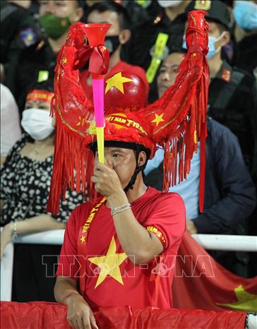 Cổ động viên VIệt Nam với chiếc mũ đặc biệt nhiệt tình thổi kèn cổ vũ cho đội nhà. Ảnh: Quốc Khánh - TTXVN