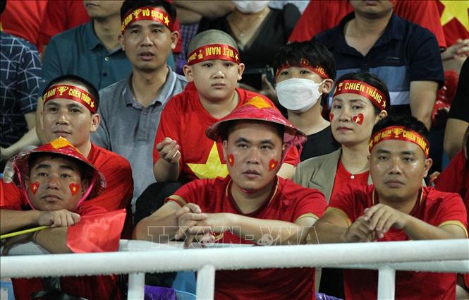 Vẻ sốt ruột, lo lắng hiện rõ trên gương mặt các cổ động viên bởi đội nhà chưa ghi được bàn thắng trong khi thời gian đang dần trôi về cuối trận. Ảnh: Quốc Khánh-TTXVN