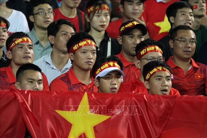 Vẻ sốt ruột, lo lắng hiện rõ trên gương mặt các cổ động viên bởi đội nhà chưa ghi được bàn thắng trong khi thời gian đang dần trôi về cuối trận. Ảnh: Quốc Khánh-TTXVN