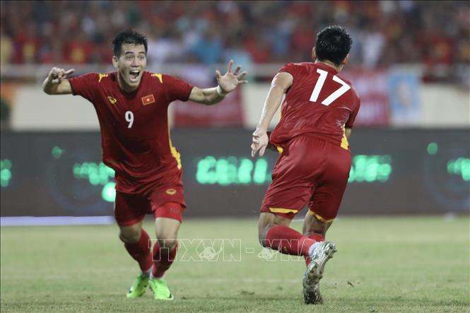 Các cầu thủ U23 Việt Nam ăn mừng bàn thắng mở tỷ số của Nhâm Mạnh Dũng ở phút 83. Ảnh: Minh Quyết-TTXVN