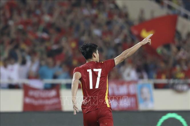 Phút 83, Nhâm Mạnh Dũng (17) đánh đầu hiểm hóc hạ gục thủ môn Kawin, mở tỷ số cho U23 Việt Nam. Ảnh: Minh Quyết-TTXVN
