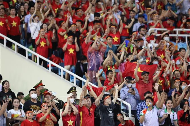 Cổ động viên trên khán đài nhiệt thành cổ vũ cho các cấu thủ U23 Việt Nam. Ảnh: Minh Quyết - TTXVN