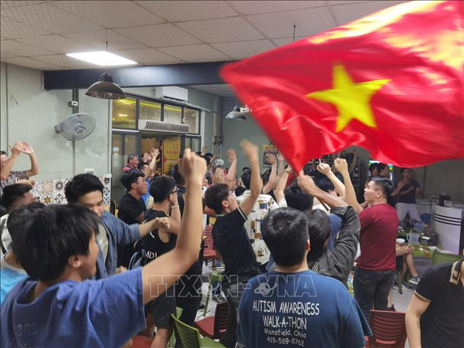 Cổ động viên Hà Nội theo dõi trận đấu tại nhà hàng phố Nguyễn Hiền, quận Hai Bà Trưng ăn mừng bàn thắng khi U23 Việt Nam ghi bàn. Ảnh: Thanh Tùng - TTXVN