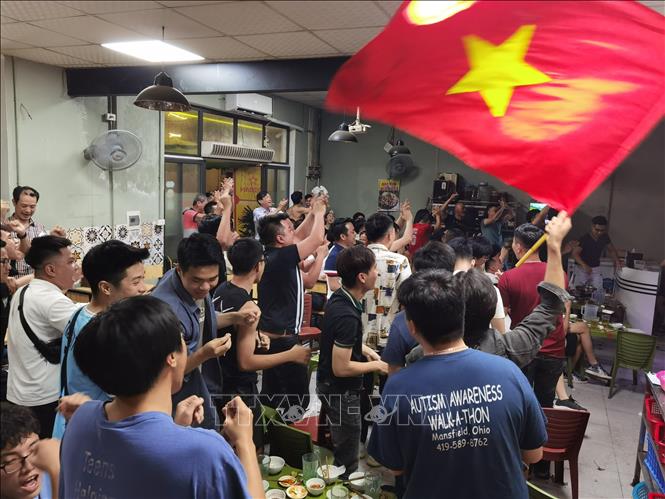 Cổ động viên Hà Nội theo dõi trận đấu tại nhà hàng phố Nguyễn Hiền, quận Hai Bà Trưng ăn mừng bàn thắng khi U23 Việt Nam ghi bàn. Ảnh: Thanh Tùng - TTXVN
