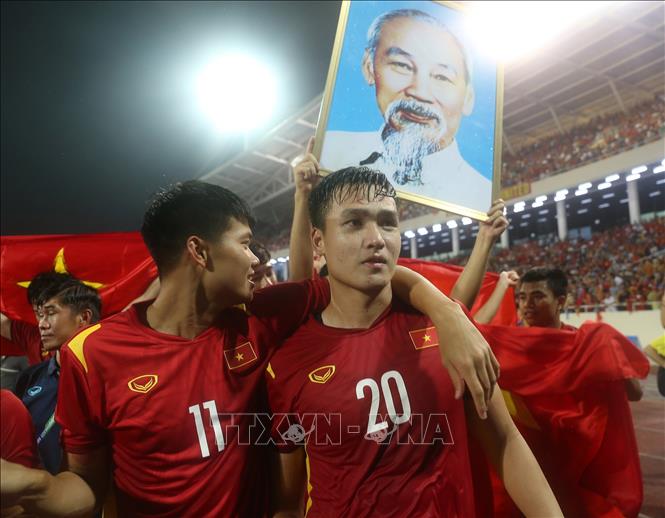Các cầu thủ U23 Việt Nam giương cao ảnh Bác Hồ vui mừng chiến thắng. Ảnh: Quốc Khánh-TTXVN