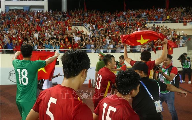 Các cầu thủ U23 Việt Nam giương cao cờ Tổ quốc vui mừng chiến thắng. Ảnh: Quốc Khánh-TTXVN