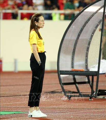 Nữ trưởng đoàn bóng đá Thái Lan Madam Pang bần thần khi trận đấu kết thúc. Ảnh: Quốc Khánh-TTXVN
