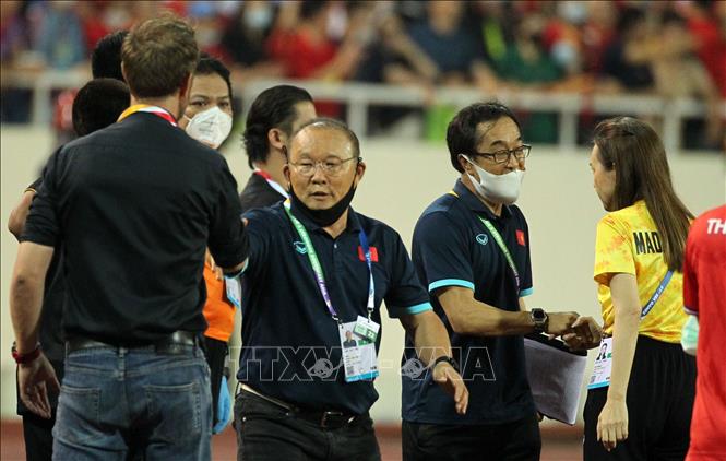 HLV trưởng U23 Việt Nam Park Hang-seo và trợ lý Lee Young-jin bắt tay HLV trưởng U23 Thái Lan Mano Polking và nữ trưởng đoàn bóng đá Thái Lan Madam Pang sau khi trận đấu kết thúc. Ảnh: Quốc Khánh-TTXVN
