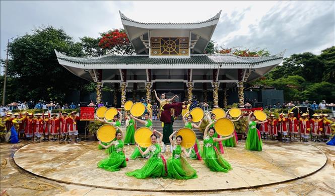 Lễ phục hiện rước tượng Bà từ bệ đá ngự trên đình núi Sam xuống Miếu Bà Chúa Xứ Núi Sam ở dưới chân núi bắt đầu từ nhà bia liệt sĩ thành phố Châu Đốc, tỉnh An Giang. Ảnh: Công Mạo-TTXVN

