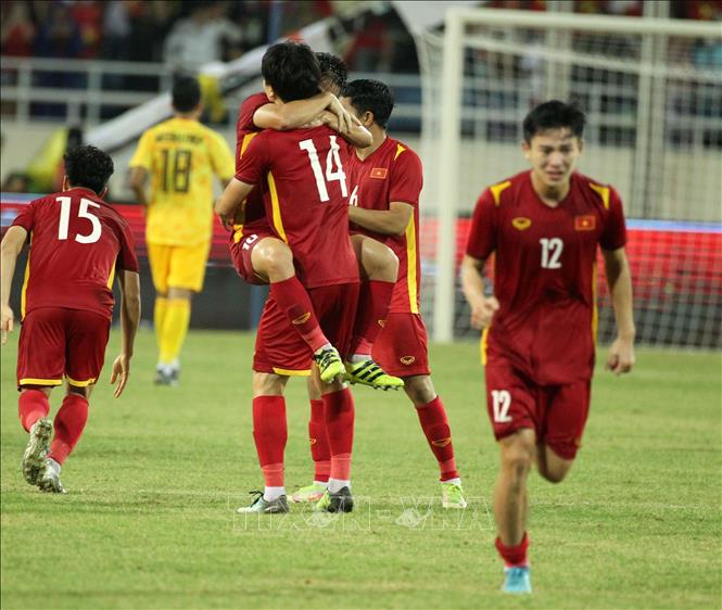 Các cầu thủ U23 Việt Nam chúc mừng nhau sau khi trận đấu kết thúc. Ảnh: Quốc Khánh-TTXVN