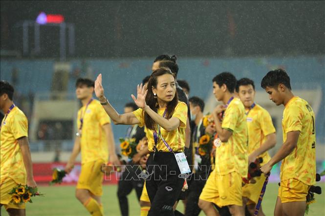 Nữ trưởng đoàn bóng đá Thái Lan Madam Pang an ủi các cầu thủ U23 Thái Lan sau khi trận đấu kết thúc. Ảnh: Hoàng Linh-TTXVN

