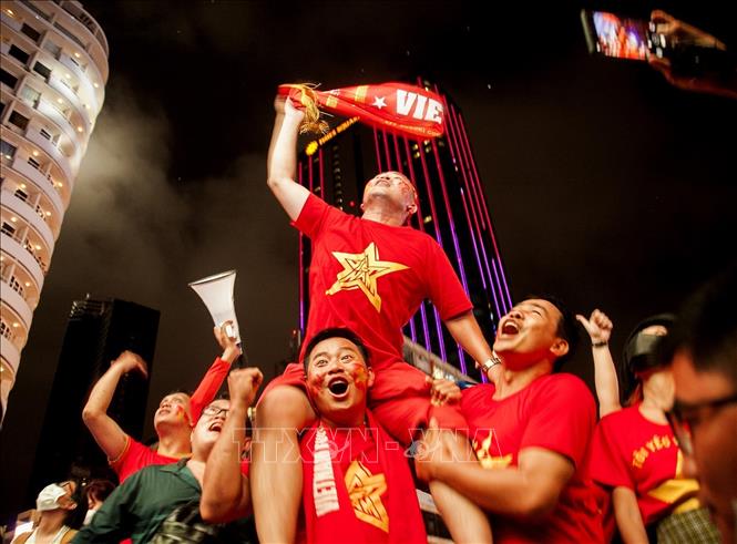 Trong ảnh: Người hâm mộ TP. Hồ Chí Minh ăn mừng chiến thắng của U23 Việt Nam. Ảnh: Hồng Đạt - TTXVN

