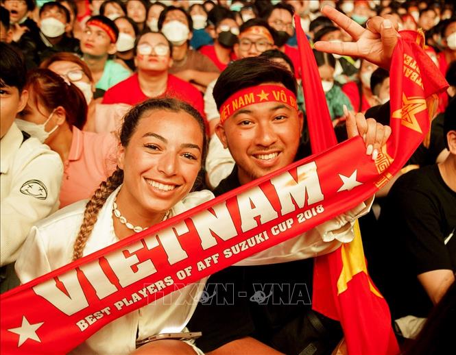 Trong ảnh: Du khách quốc tế cổ vũ cho U23 Việt Nam. Ảnh: Hồng Đạt - TTXVN
