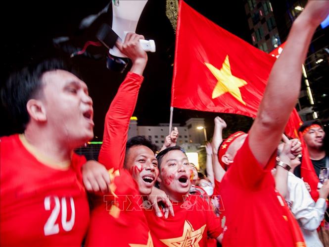 Trong ảnh: Người hâm mộ TP. Hồ Chí Minh ăn mừng chiến thắng của U23 Việt Nam. Ảnh: Hồng Đạt - TTXVN
