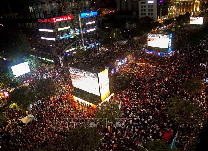 Trong ảnh: Người hâm mộ TP. Hồ Chí Minh cổ vũ U23 Việt Nam trận chung kết Sea Games 31 trên Phố đi bộ Nguyễn Huệ. Ảnh: Hồng Đạt - TTXVN
