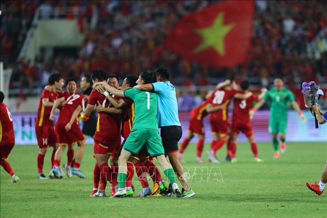 Các cầu thủ U23 Việt Nam ôm nhau ăn mừng khi trận đấu kết thúc. Ảnh: Hoàng Linh-TTXVN