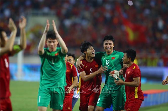 Niềm vui của thủ môn Văn Toản và các cầu thủ U23 Việt Nam khi trận đấu kết thúc. Ảnh: Hoàng Linh-TTXVN