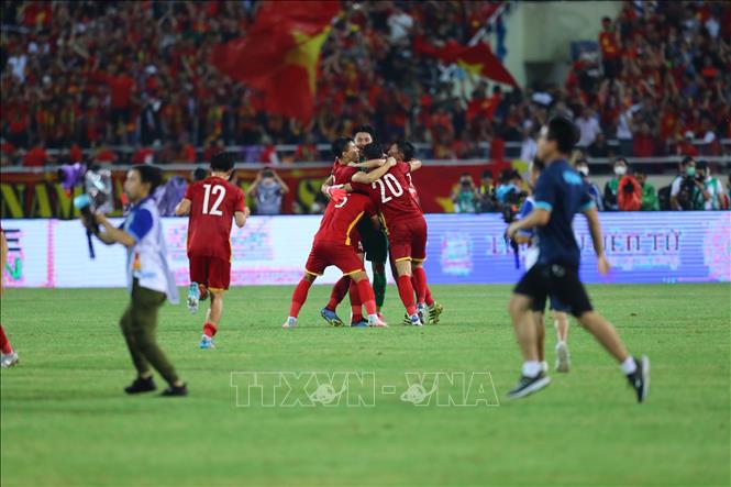 Các cầu thủ U23 Việt Nam ôm nhau ăn mừng khi tiếng còi kết thúc trận đấu vang lên. Ảnh: Hoàng Linh-TTXVN