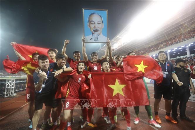 Các cầu thủ U23 Việt Nam giương cao ảnh Bác Hồ vui mừng chiến thắng. Ảnh: Minh Quyết-TTXVN