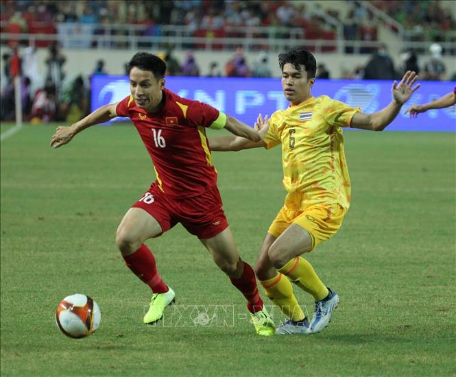 Captain of the Vietnamese team Hung Dung (16) races for the ball with Airfan Doloh (6). VNA Photo