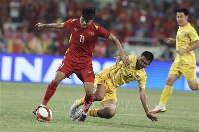 Players fight for the ball. VNA Photo