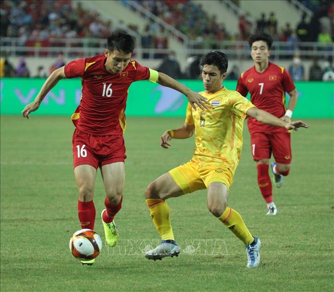 Players fight for the ball. VNA Photo