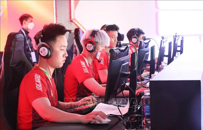 Vietnamese gamers in the final of the esports’ Crossfire. VNA Photo: Minh Đông