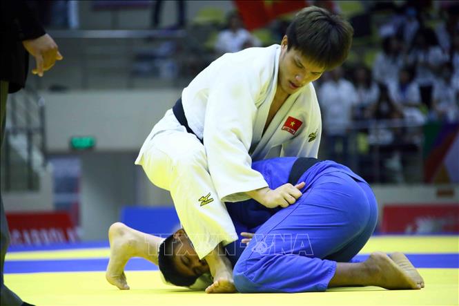Vietnamese Judoka La Anh Tai (white) competes against Myanmar Paing Paing in Judo team event at SEA Games 31 on May 22. VNA Photo: Quang Quyết