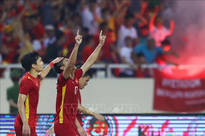 Nhâm Mạnh Dũng (17, phải) vui mừng khi ghi bàn khai thông bế tắc của trận đấu ở phút 83. Ảnh: Hoàng Linh-TTXVN