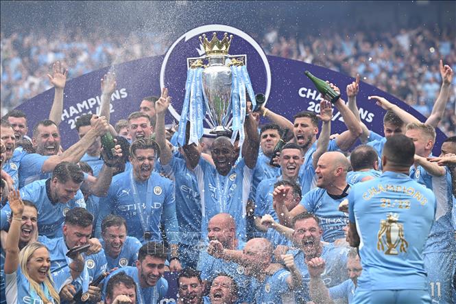 Trong ảnh: Niềm vui đăng quang vô địch giải Ngoại hạng Anh 2021 - 2022 của các cầu thủ Manchester City trên sân Etihad ở Manchester, miền Tây Bắc Anh ngày 22/5/2022. Ảnh: AFP/TTXVN