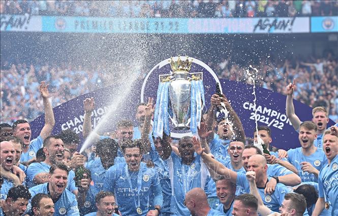 Trong ảnh: Niềm vui đăng quang vô địch giải Ngoại hạng Anh 2021 - 2022 của các cầu thủ Manchester City trên sân Etihad ở Manchester, miền Tây Bắc Anh ngày 22/5/2022. Ảnh: AFP/TTXVN