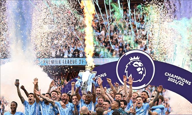 Trong ảnh: Niềm vui đăng quang vô địch giải Ngoại hạng Anh 2021-2022 của các cầu thủ Manchester City trên sân Etihad ở Manchester, miền Tây Bắc Anh ngày 22/5/2022. Ảnh: AFP/TTXVN