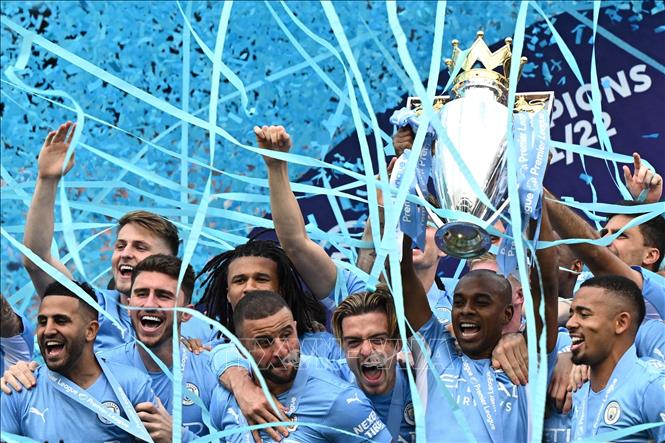 Trong ảnh: Niềm vui đăng quang vô địch giải Ngoại hạng Anh 2021-2022 của các cầu thủ Manchester City trên sân Etihad ở Manchester, miền Tây Bắc Anh ngày 22/5/2022. Ảnh: AFP/TTXVN