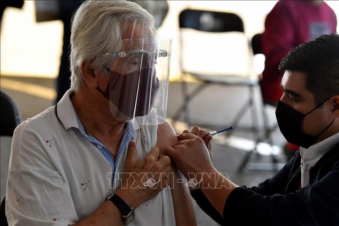 Trong ảnh: Nhân viên y tế tiêm vaccine phòng COVID-19 cho người cao tuổi ở Mexico City, Mexico ngày 4/1/2022. Ảnh: AFP/TTXVN