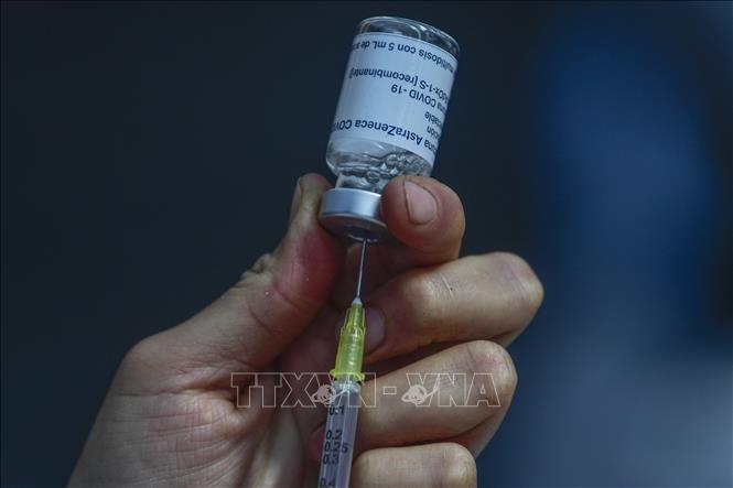 Trong ảnh: Nhân viên y tế chuẩn bị mũi tiêm vaccine phòng COVID-19 của Hãng dược phẩm AstraZeneca tại Mexico City, Mexico ngày 18/1/2022. Ảnh: AFP/TTXVN