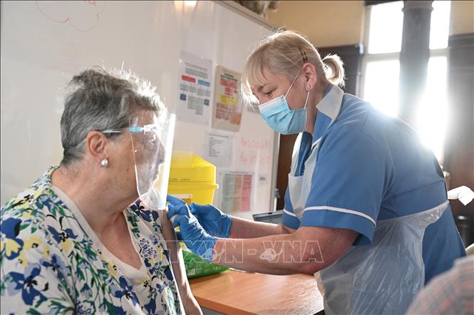 Trong ảnh: Nhân viên y tế tiêm vaccine phòng COVID-19 của Hãng dược phẩm AstraZeneca cho người dân tại Hull, Đông Bắc Anh ngày 7/5/2021. Ảnh: AFP/TTXVN